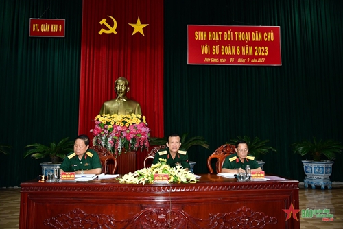 Thiếu tướng Hồ Văn Thái dự đối thoại dân chủ với cán bộ, chiến sĩ Sư đoàn 8


